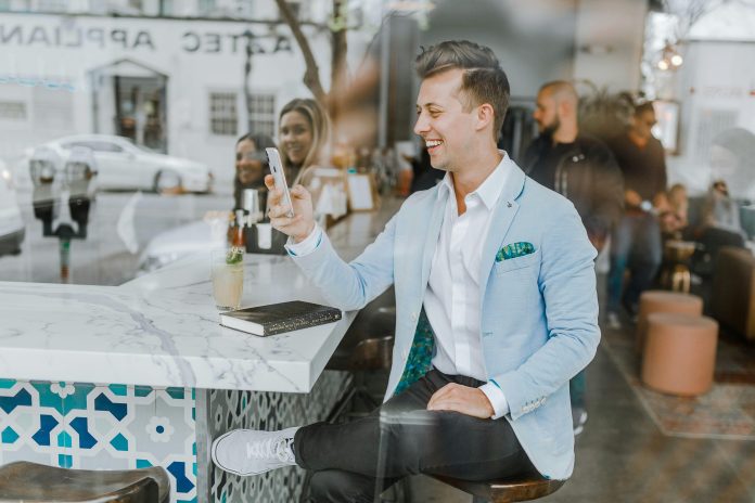 Should online daters disclose their real name before meeting in person