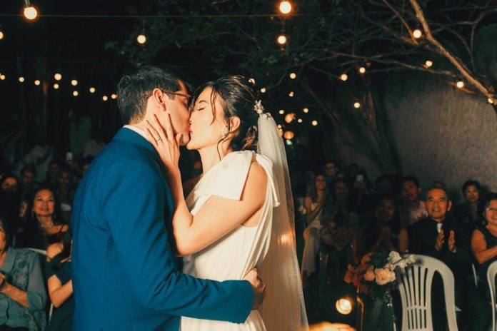 How to Know When It’s the Right Time for a First Kiss