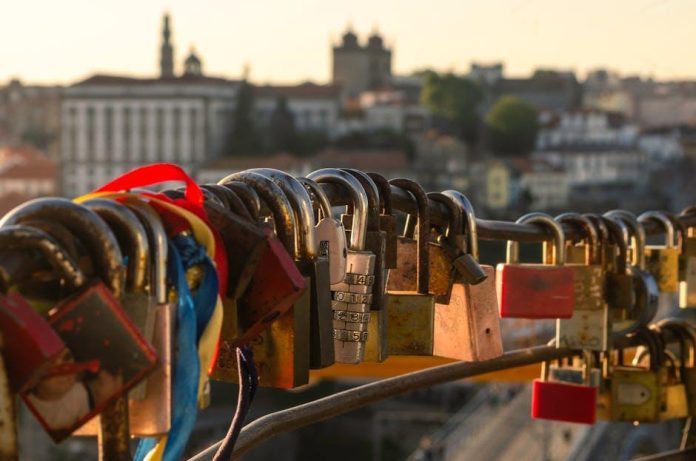 How to Stay Safe When Dating Multiple People at Once
